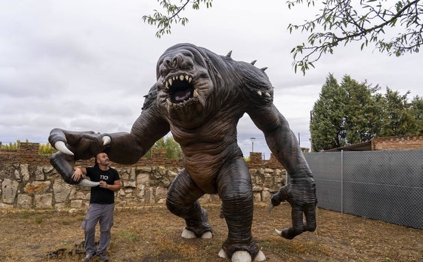 Juan Villa inunda un pequeño pueblo de Valladolid de criaturas de Star Wars con su 'Puerto espacial'