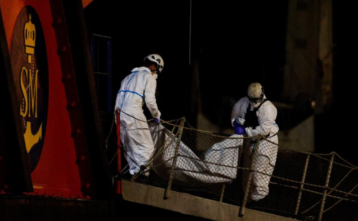 El cadáver de un migrante es desembarcado en el muelle de Arguineguín, en Gran Canaria