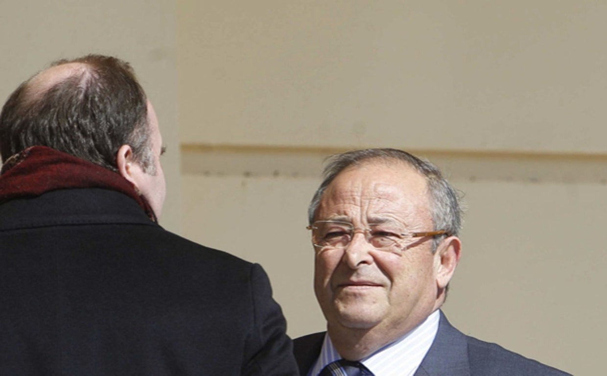 Fernando Puche con sus abogados