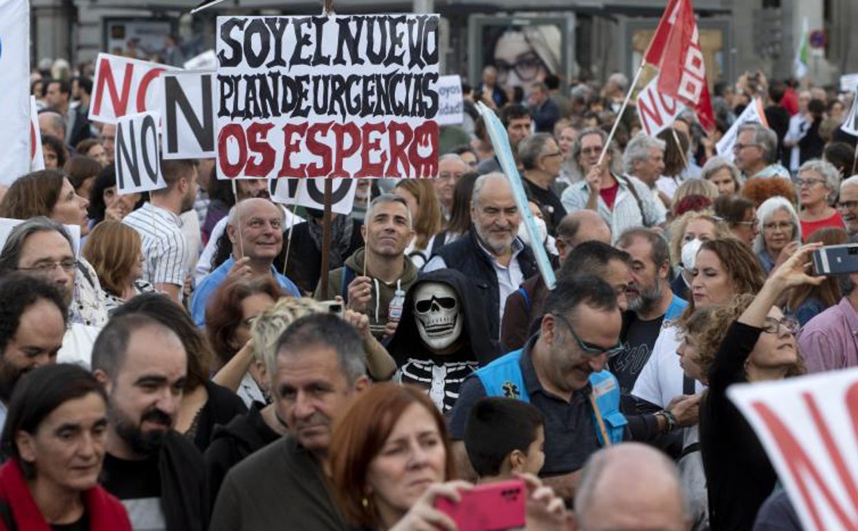 Cientos de personas con pancartas durante una manifestación en protesta de las nuevas urgencias extrahospitalarias