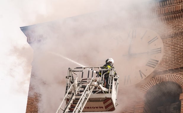 Un simulacro de Emergencias 112 'rescata' cuadros y objetos de arte en la catedral de Getafe