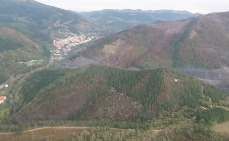 Baja a nivel 1 el fuego de Valle de Mena (Burgos) donde siguen trabajando medios aéreos y terrestres