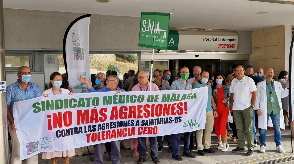 Propina un guantazo a un celador en el hospital de Vélez-Málaga tras acusar de racista a una doctora