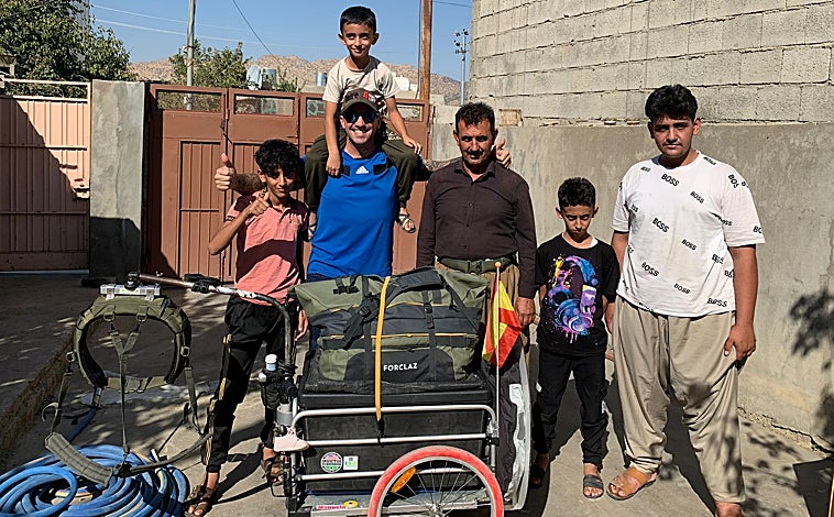 Imagen principal - Santiago Sánchez Cogedor ha ido dejando huella por los 11 países que atravesó a pie. Durante su periplo solidario e inspirador, ha conocido diferentes culturas y ha caminado más de 6.000 kilómetros en nueve meses. 