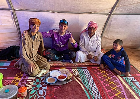 Imagen secundaria 1 - Santiago Sánchez Cogedor ha ido dejando huella por los 11 países que atravesó a pie. Durante su periplo solidario e inspirador, ha conocido diferentes culturas y ha caminado más de 6.000 kilómetros en nueve meses. 