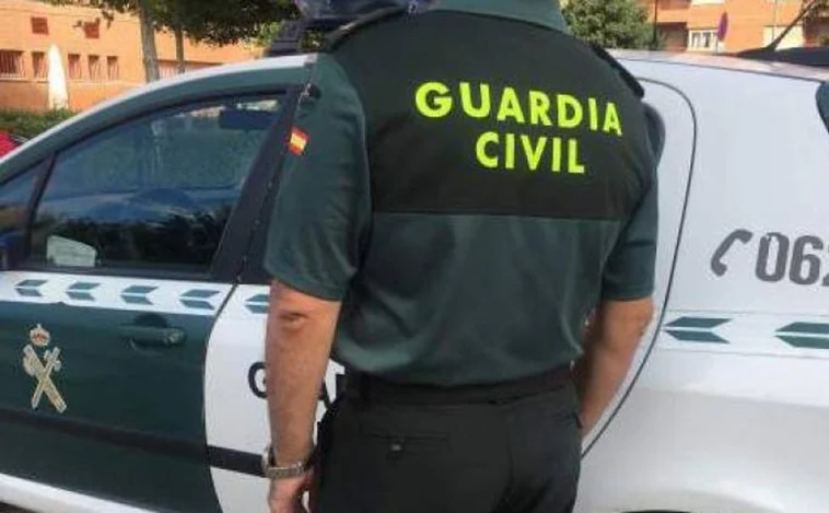 Detienen a un tendero con 600 litros de alcohol de garrafón y kilos de comida caducada e intenta sobornar a la Guardia Civil: «Le doy 2.000 euros»