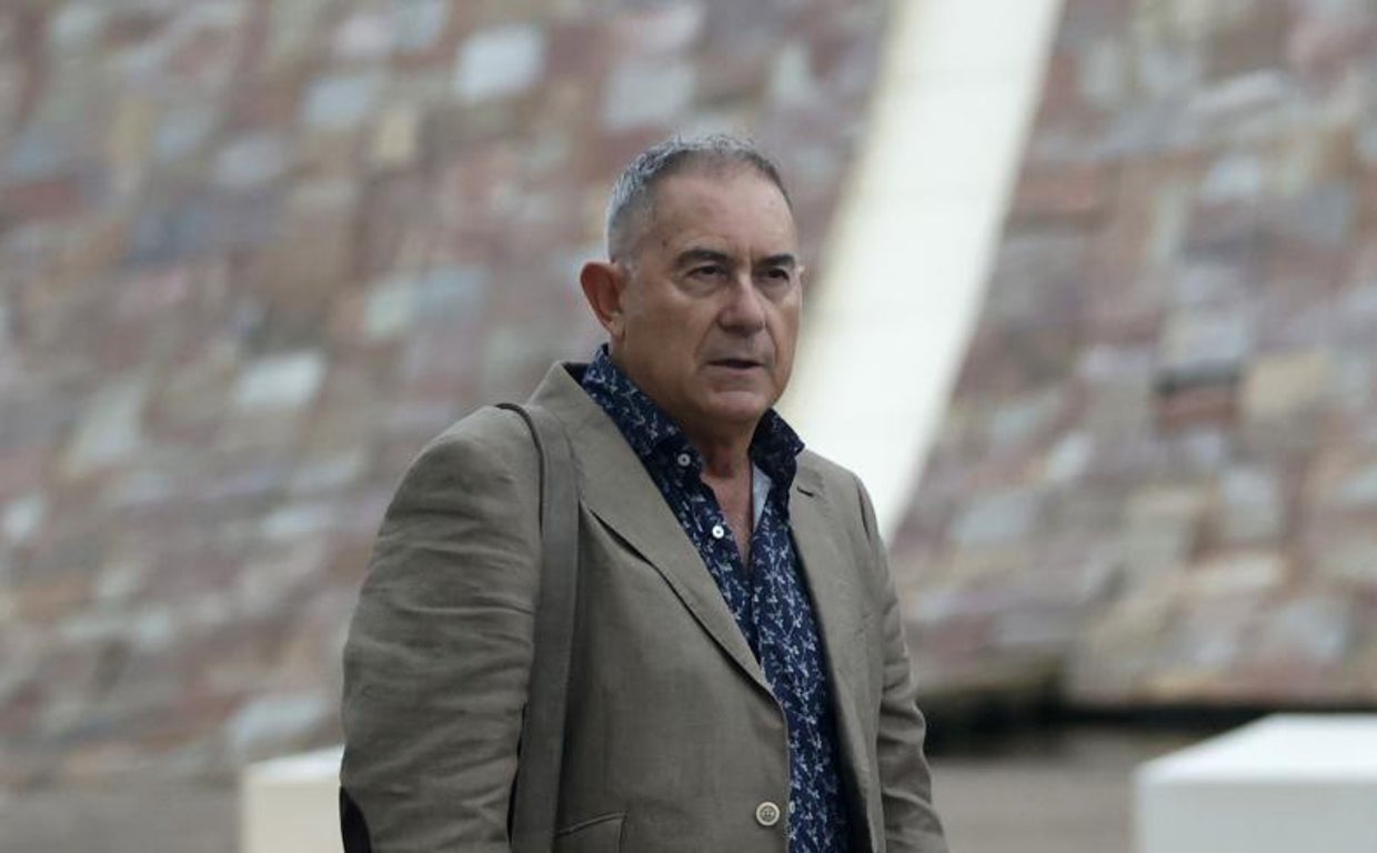 El jefe de maquinistas José R. Iglesias Mazaira (izquierda), este jueves a su llegada al juicio del Alvia para declarar como testigo