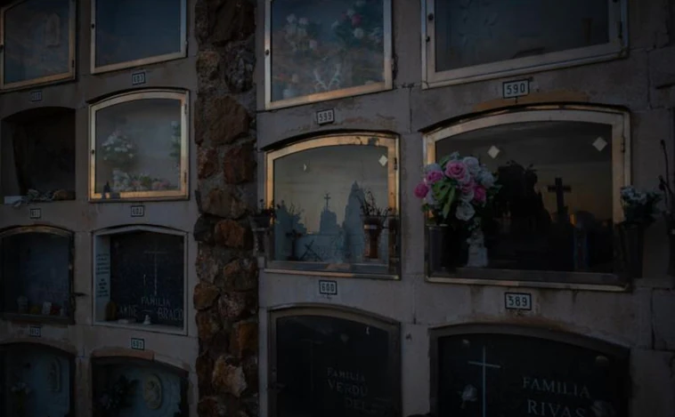 Los cementerios catalanes prevén recuperar las cifras de visitas de 2019 para Todos los Santos