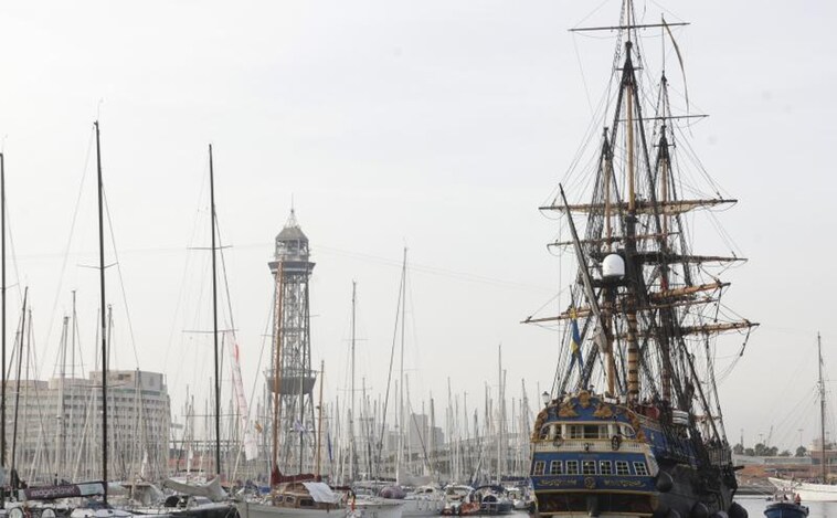 El velero de madera oceánico más grande del mundo llega al Puerto de Barcelona
