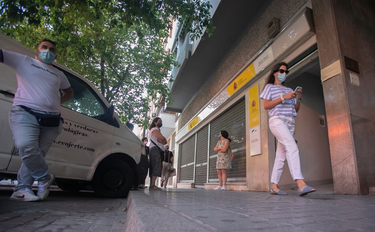 Una mujer pasa delante de la oficina de empleo de Coló, en Córdoba