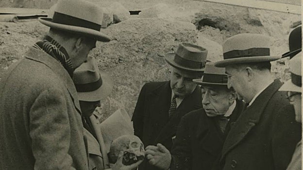 El alcalde Alberto Alcocer y otros munícipes, en 1941 en los trabajos de búsqueda de los restos de Velázquez