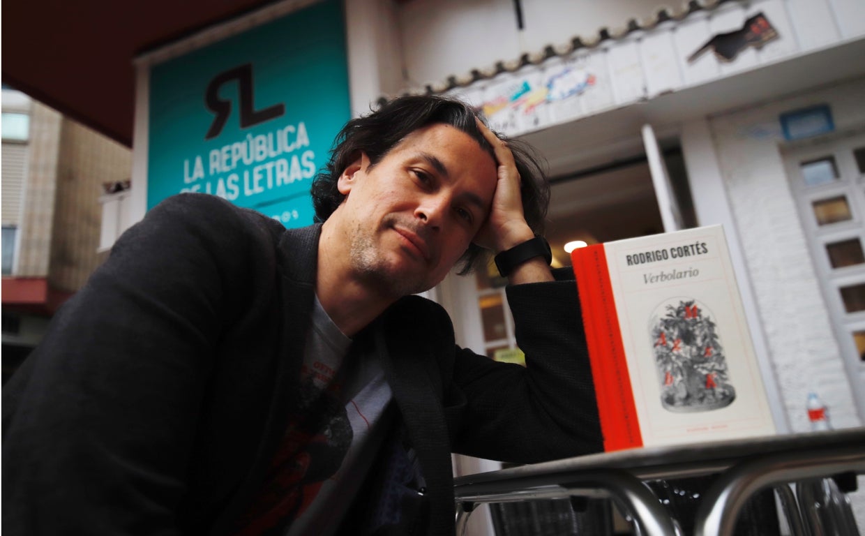Rodrigo Cortés posa con su libro 'Verbolario'