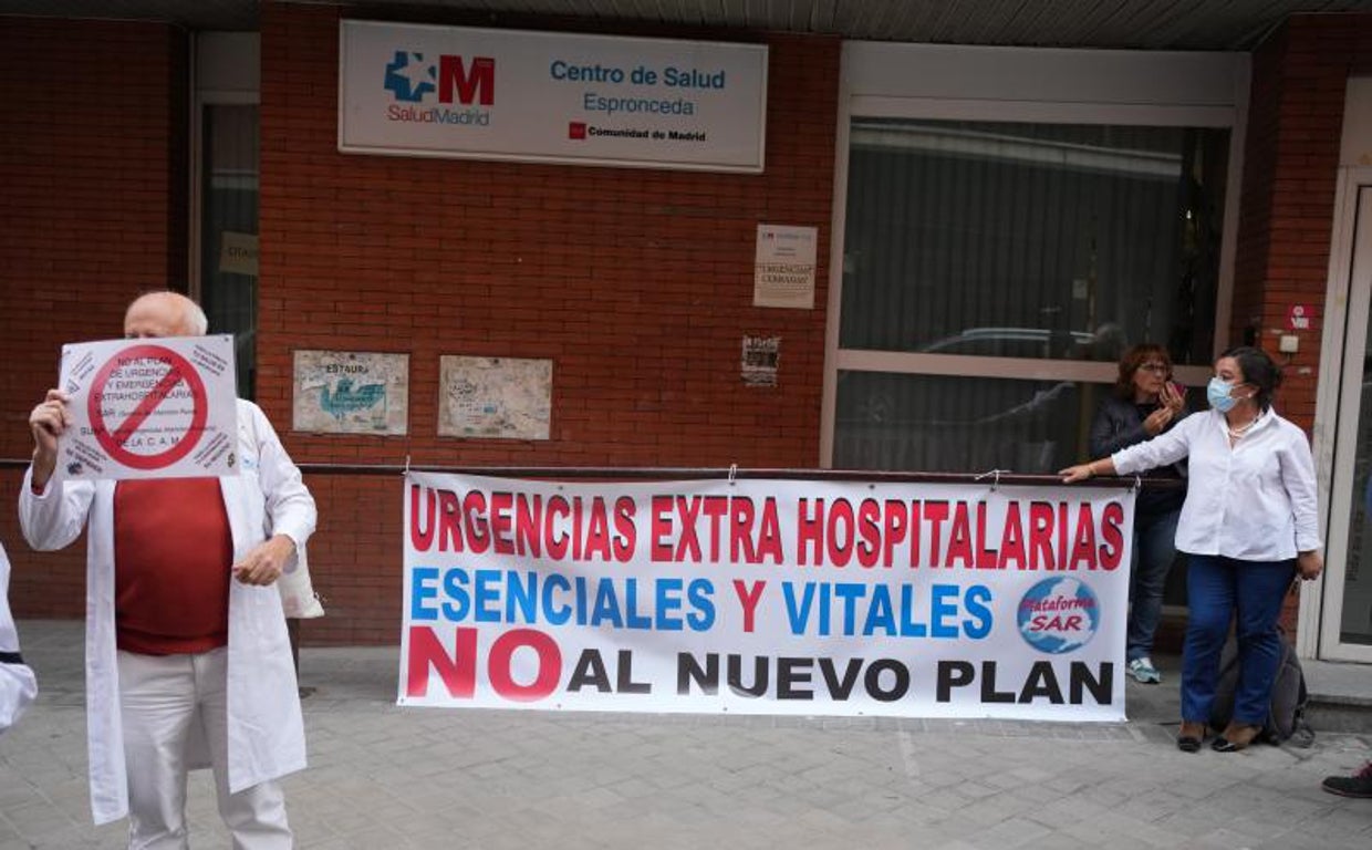 Protesta a las puertas de un centro de salud contra las nuevas urgencias extrahospitalarias
