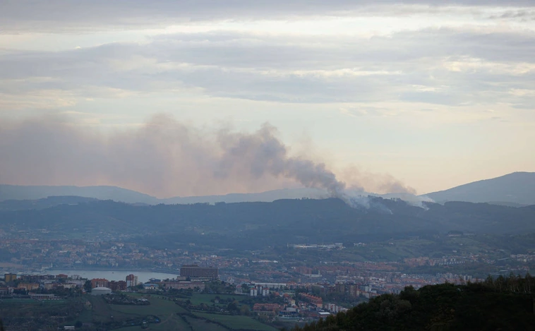 Vizcaya da por extinguidos tres incendios después de doce horas de lucha contra el fuego