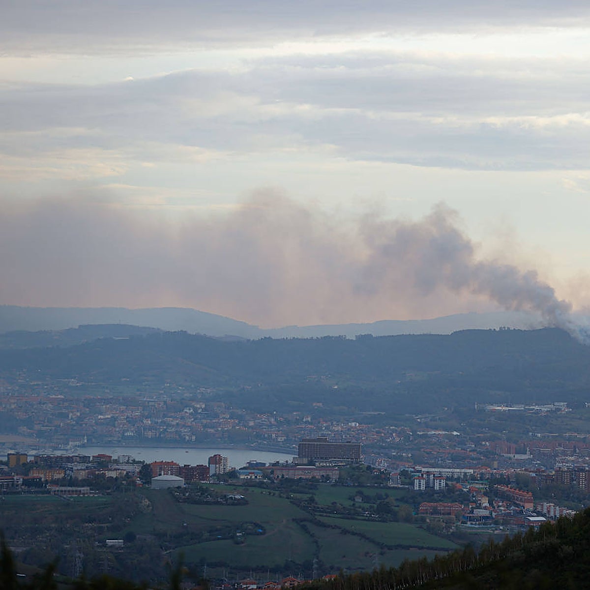 Vizcaya da por extinguidos tres incendios después de doce horas de lucha contra el fuego