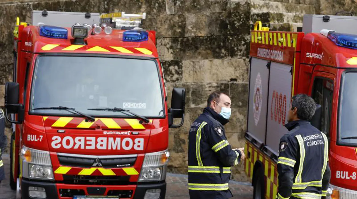 Los bomberos apagan dos fuegos al mismo tiempo en una iglesia y un bar de Córdoba