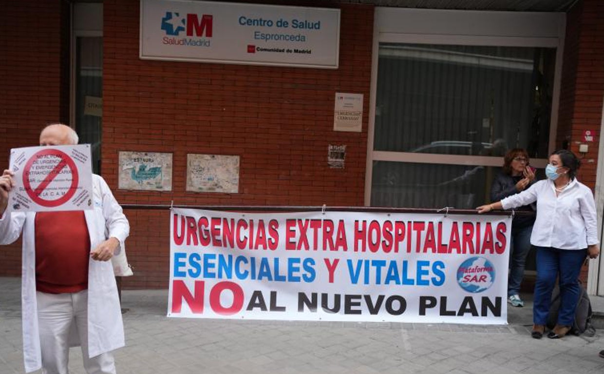 Un grupo de profesionales sanitarios de las zonas rurales se ha concentrado este jueves a las puertas de un centro 24 horas