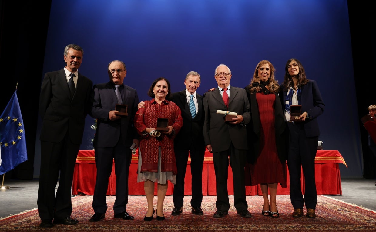 Los galardonados junto a los organizadores de los premios sobre las tablas del Teatro Góngora