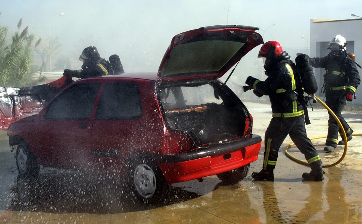 Imagen de archivo de los bomberos extinguiendo el incendio de un coche