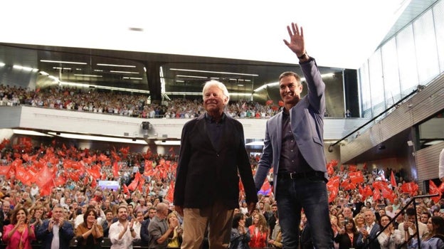 Felipe González y Pedro Sánchez, este sábado en el auditorio de Fibes de Sevilla