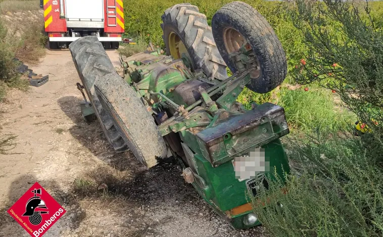 Muere un anciano de 83 años al volcar el tractor en el que trabajaba en Alicante