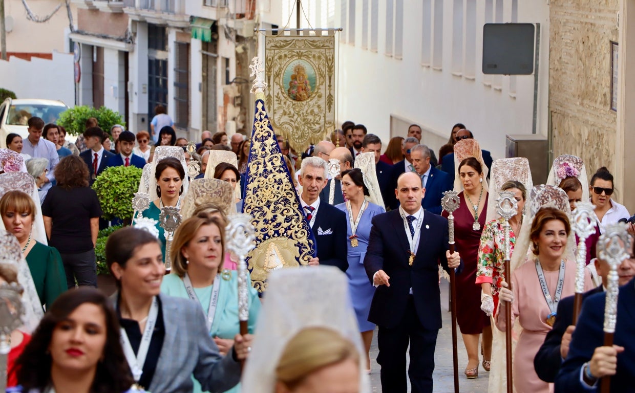 Los hermanos del Rocío de Lucena, con su simpecado