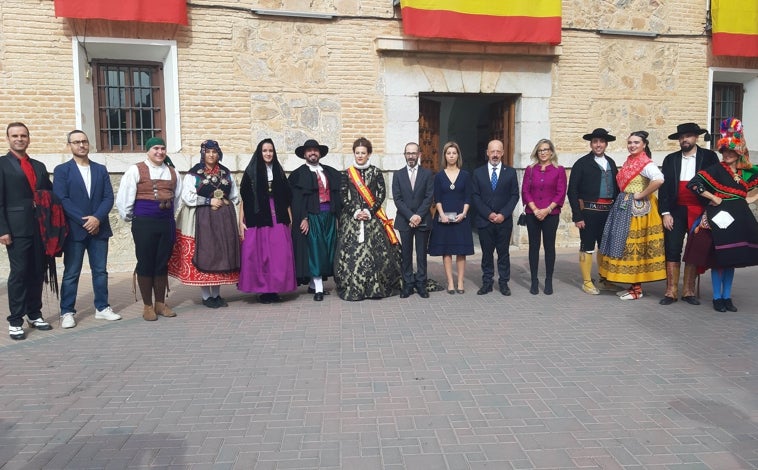 Imagen principal - Representantes de los grupos folclóricos de Baleares, Extremadura, Castila y León, y Consuegra. Jurado del concurso gastronómico y la feria agroalimentaria