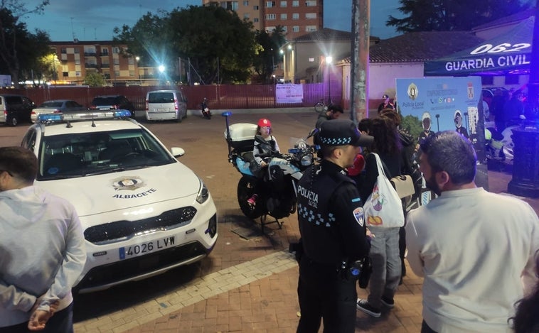 Detienen a un menor conduciendo un coche que chocó contra un semáforo, un árbol y una fachada