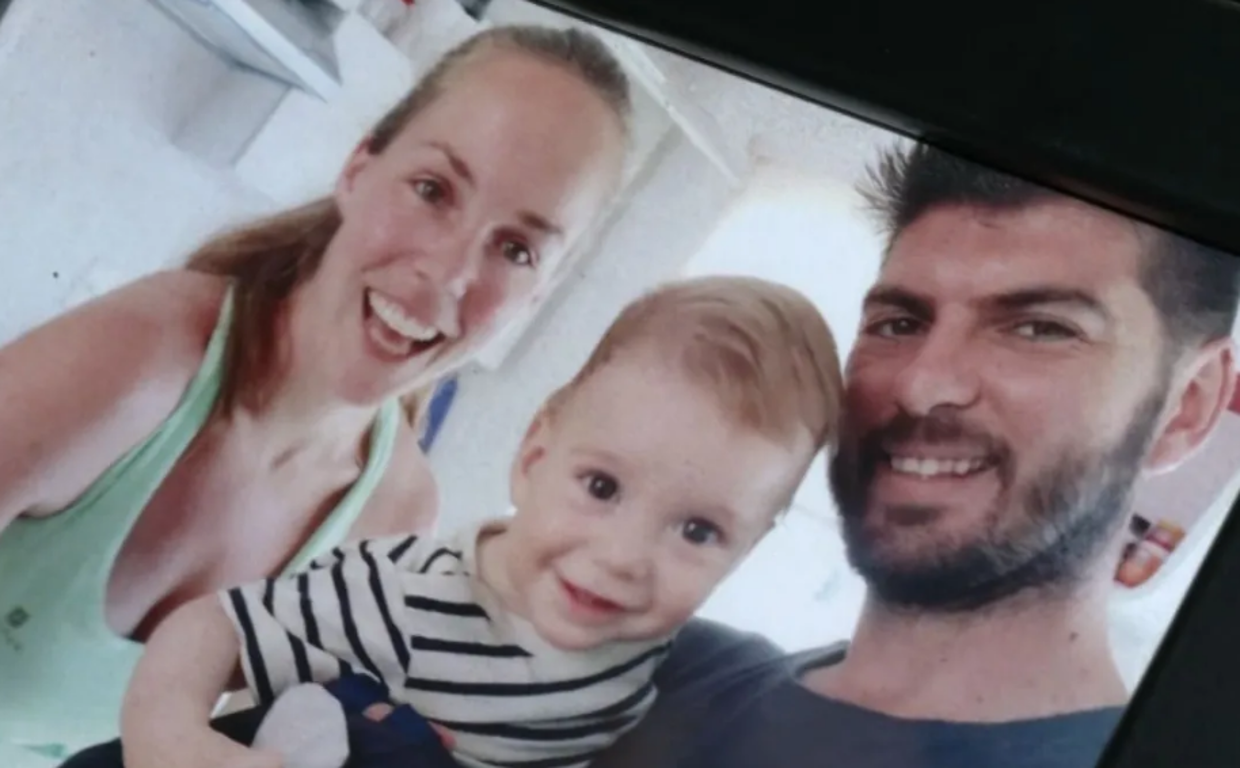 Óliver junto a su madre y su padre