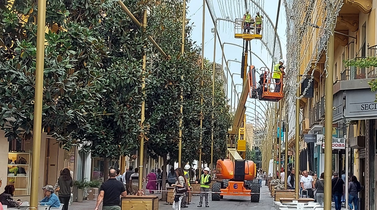 Córdoba encenderá el 2 de diciembre su alumbrado de Navidad y recortará una hora de iluminación