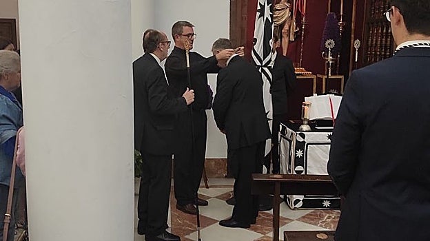 Ángel Cervera, de espaldas, durante el acto de jura de cargos, ante Pablo Garzón