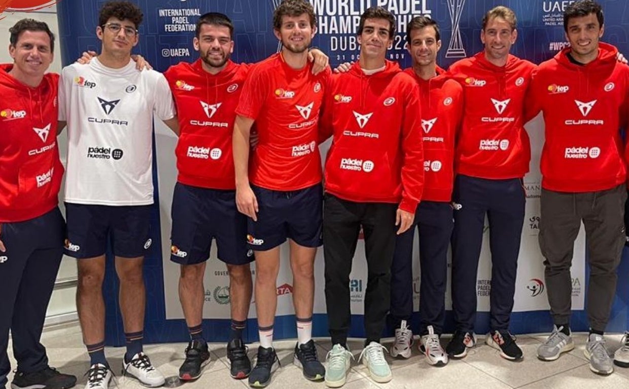 Javi Garrido, tercero por la izquierdo, con el resto de la selección española en Dubái