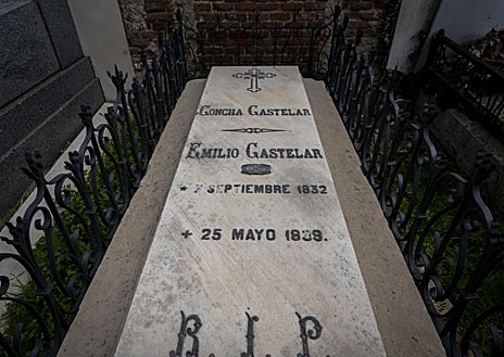 Imagen secundaria 1 - Concierto sorpresa, tumba de Castelar y un momento de la visita