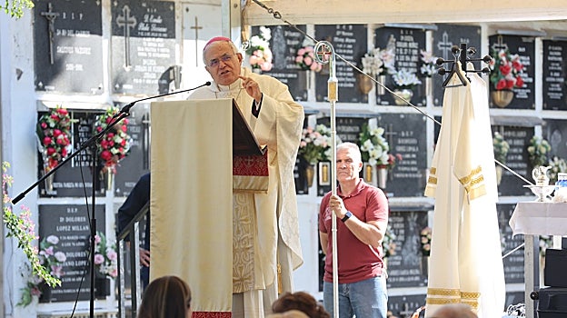 El obispo, Demetrio Fernández, durante la misa en el cementerio de San Rafael
