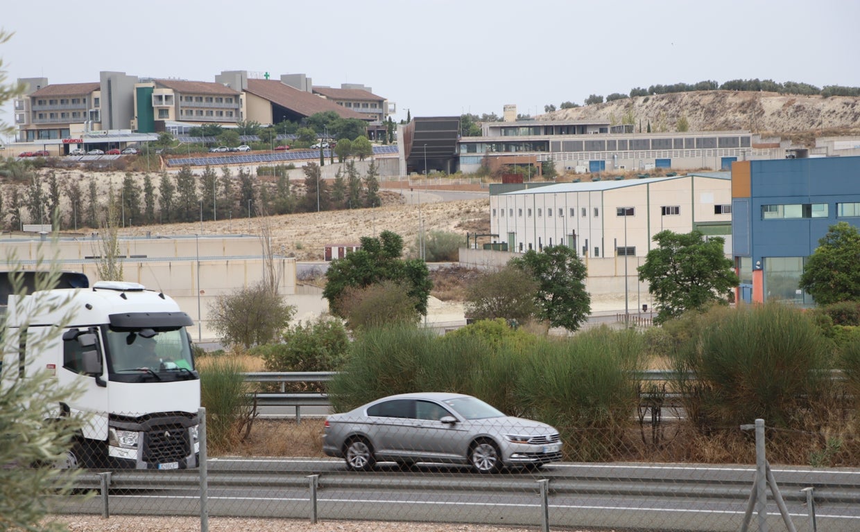 Varios vehículos circulan por la A-45 con el Parque Empresarial Príncipe Felipe al fondo