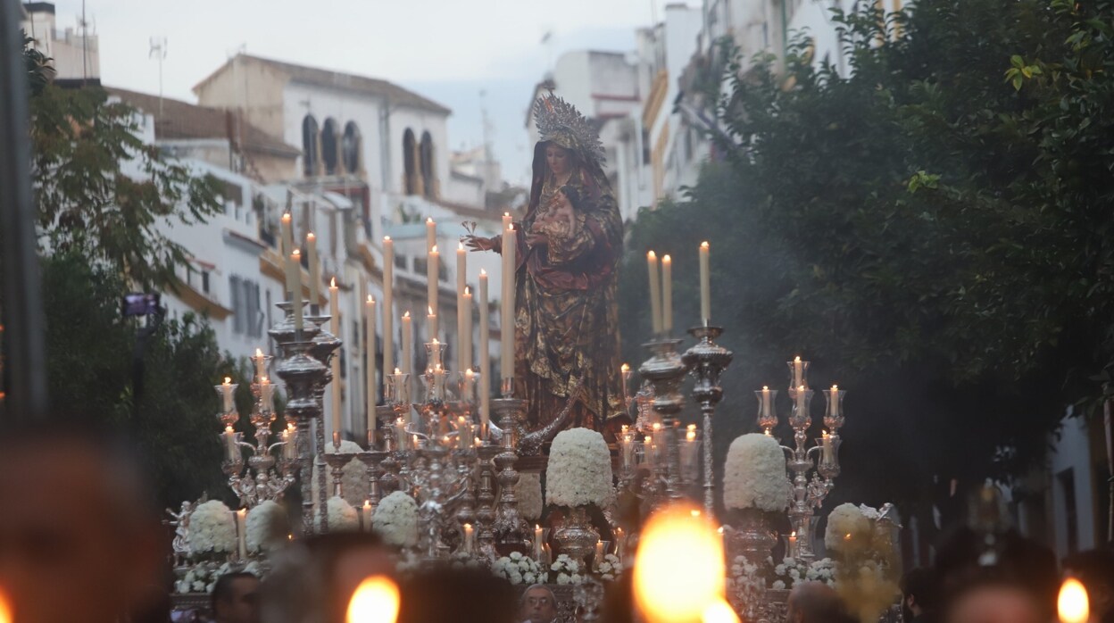 El Amparo y la Virgen del Carmen, un mosaico de oraciones el día de Todos los Santos en Córdoba