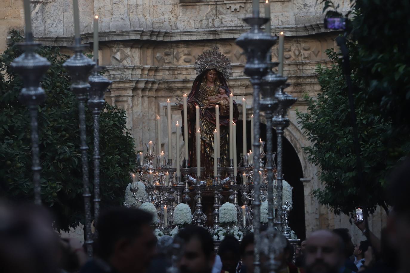 La solemne procesión de la Virgen del Amparo en Córdoba, en imágenes