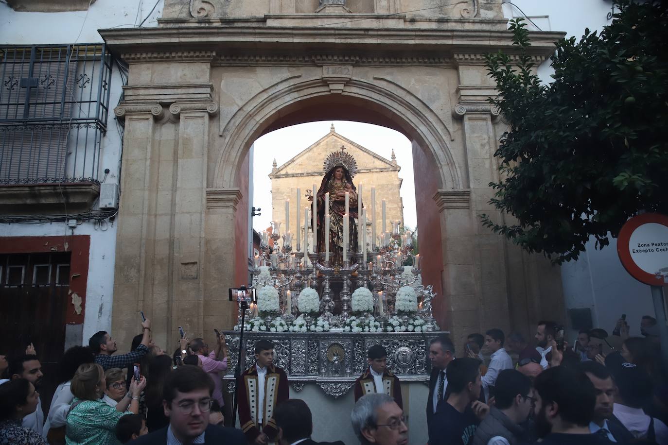 La solemne procesión de la Virgen del Amparo en Córdoba, en imágenes