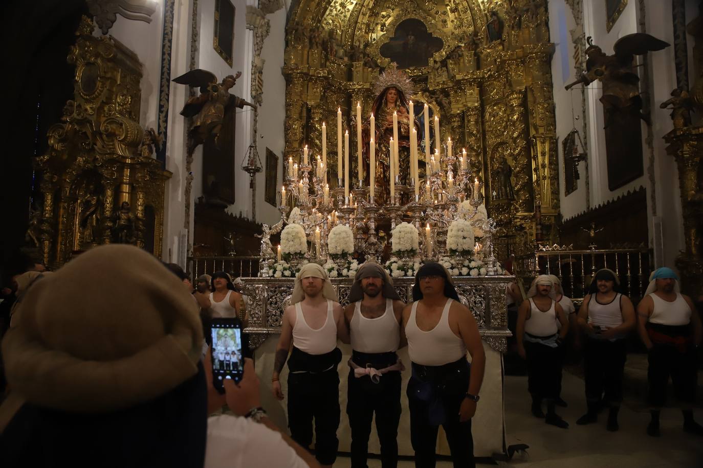 La solemne procesión de la Virgen del Amparo en Córdoba, en imágenes