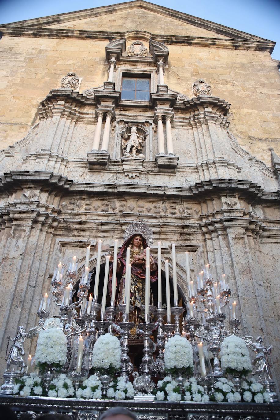 La solemne procesión de la Virgen del Amparo en Córdoba, en imágenes