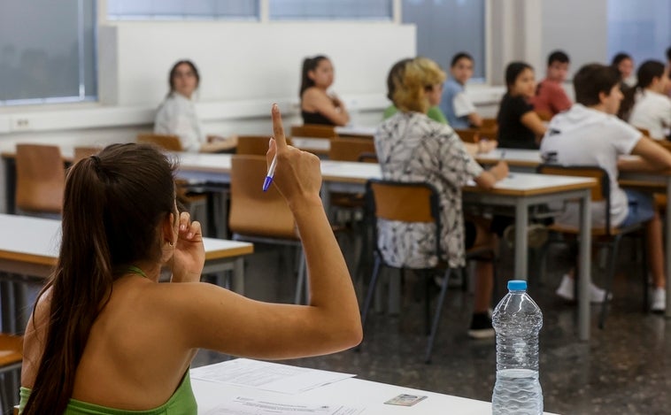 «Es una lástima que hayas escrito en valenciano tu trabajo»: denuncian discriminación en la universidad