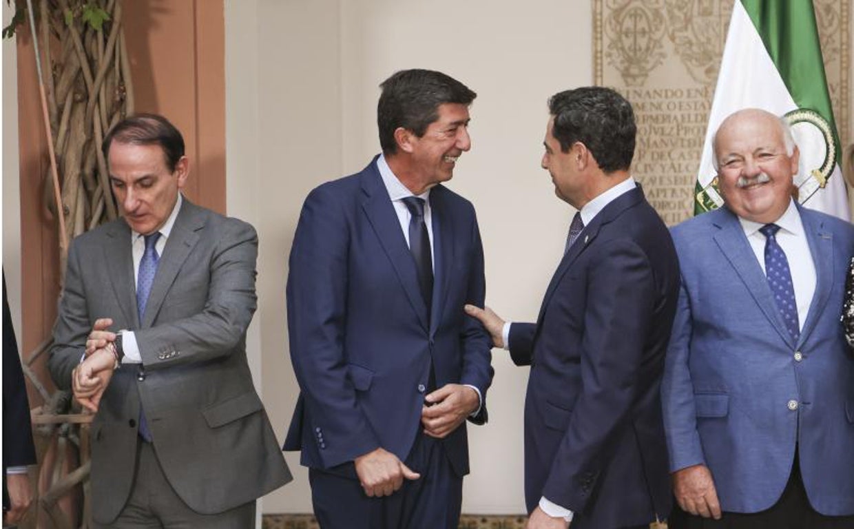 El presidente de la CEA, González de Lara, y el presidente del Parlamento, Jesús Aguirre, flanquean a Juan Marín y a Juanma Moreno