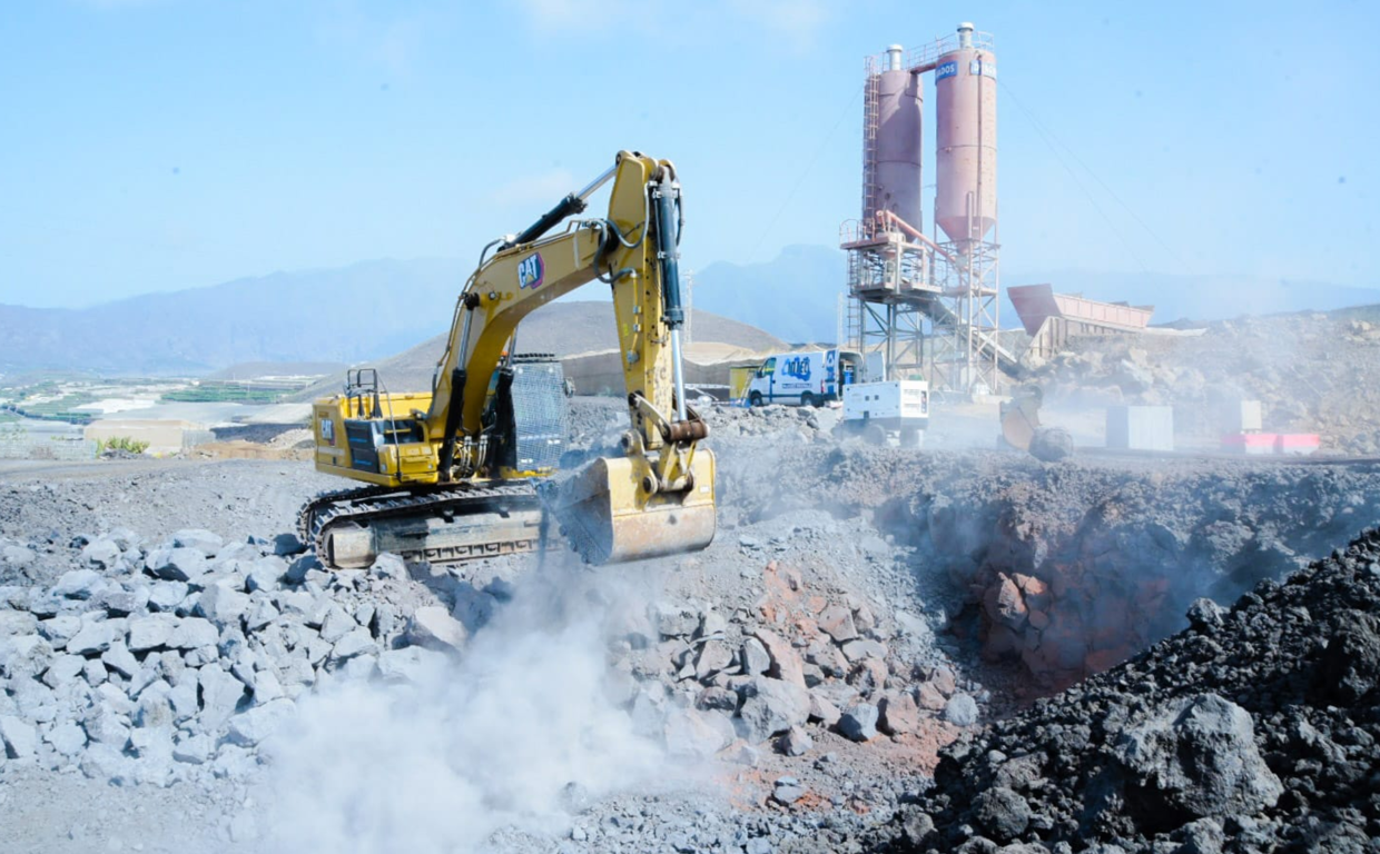 Máquinas trabajan en la carretera de la costa de La Palma