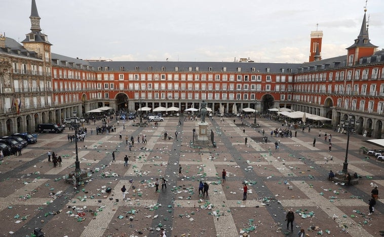 Botellas, latas y mucho alcohol: los hinchas del Celtic convierten la Plaza Mayor en su 'botellódromo'