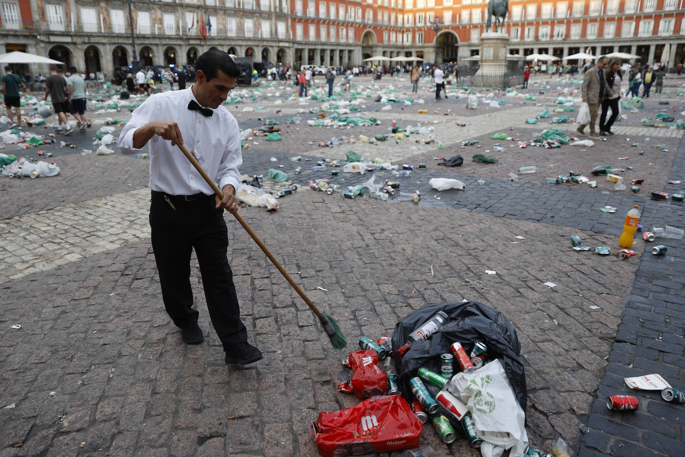 Botellas, latas y mucho alcohol: los hinchas del Celtic convierten la Plaza Mayor en su &#039;botellódromo&#039;