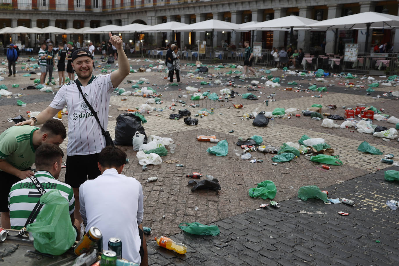 Botellas, latas y mucho alcohol: los hinchas del Celtic convierten la Plaza Mayor en su &#039;botellódromo&#039;