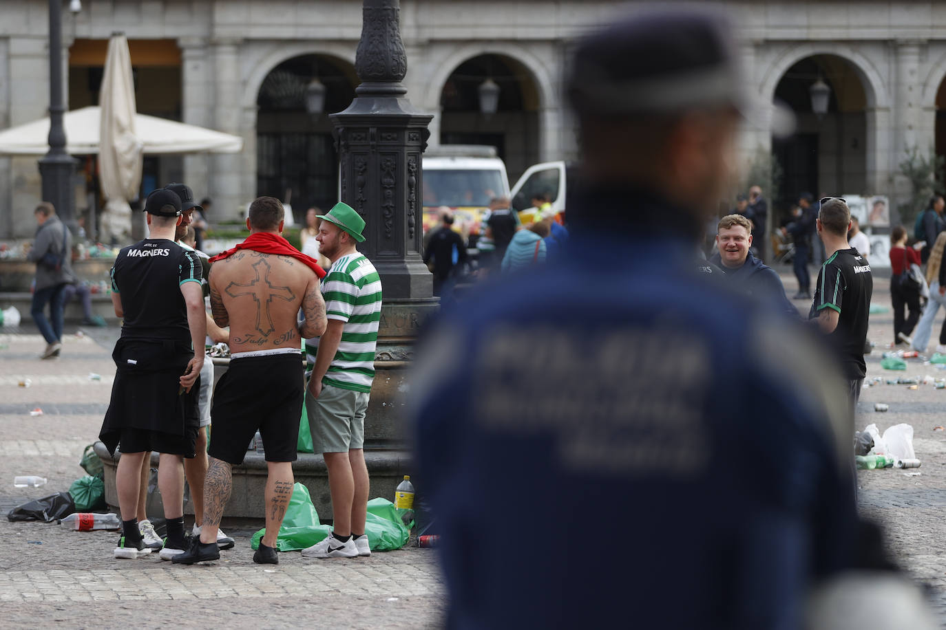 Botellas, latas y mucho alcohol: los hinchas del Celtic convierten la Plaza Mayor en su &#039;botellódromo&#039;