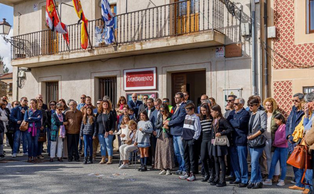 Minuto de silencio en Torrecaballeros (Segovia) por la muerte de Olivia