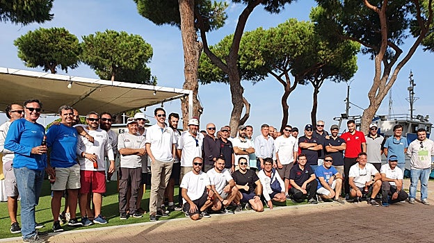 Algunos miembros de las tripulaciones de los barcos inscritos en la V edición de la Regata William Martin