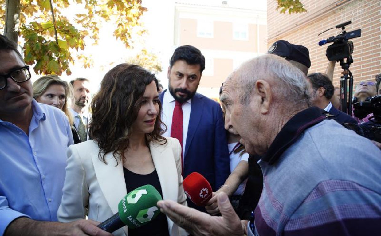 Visita sorpresa de Ayuso a San Fernando para prometer a los vecinos 120 millones en inversiones